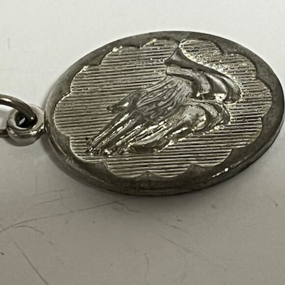 VTG Christian Praying Hands Oval Medal Pendant Serenity Prayer - Picture 6 of 8